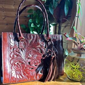 💋Patricia Nash Leather Primrose Vintage
Veg Tan Cut Out Tooling Bag